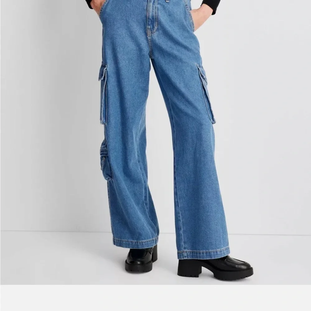 Universal Thread Women's High-Rise
Wide Leg Denim Jeans Cargo Pants
Streetwear - Picture 2 of 5